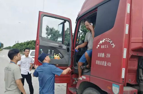 圖為交警正在攔?？梢绍囕v